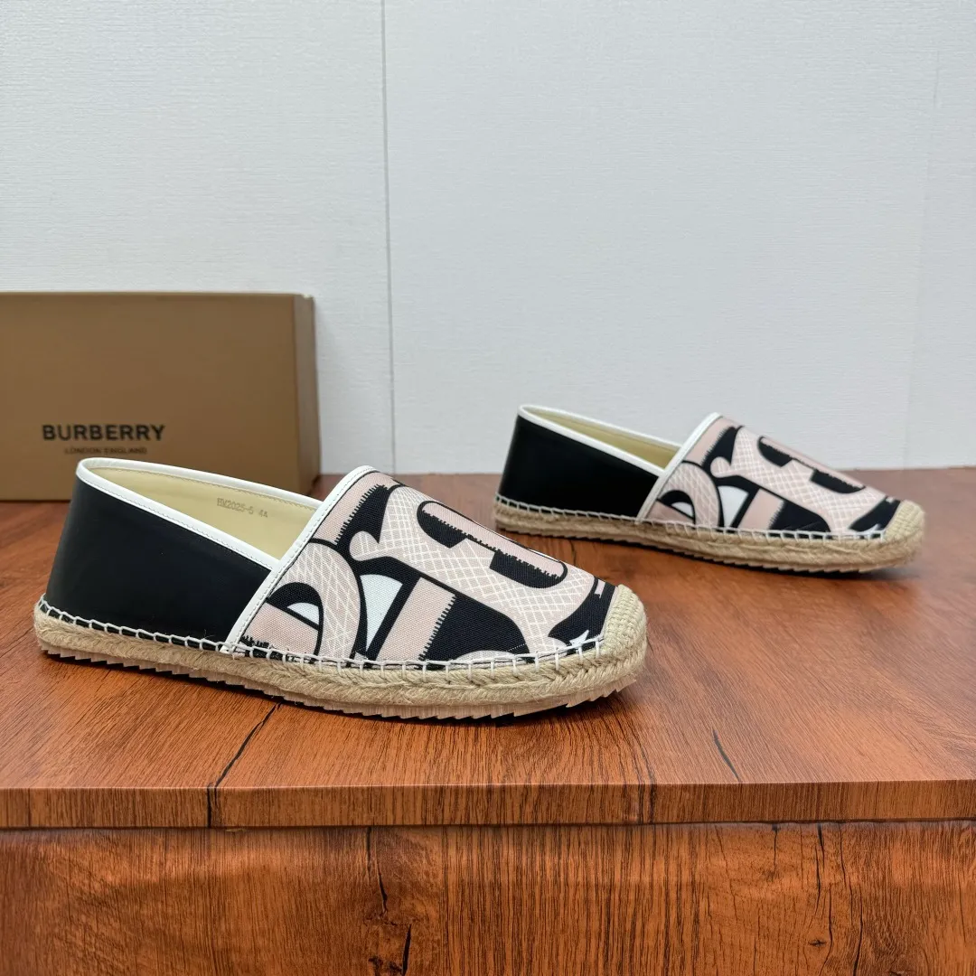 Batch 600 Burberry/Burberry new summer men's embroidered straw fisherman shoes, cool slip-on straw shoes! Encounter British fashion with Burberry espadrilles, a perfect blend of classic and fashionable. The unique printing on the upper is a manifestation of the brand's style. Every color and every pattern tells the story of England. Straw soles bring a natural texture, comfortable and chic. Whether you are strolling in the city streets or heading to the beach for vacation, it can add elegance and charm to you, easily become the center of attention, and start your own fashion journey. Classic knitted canvas upper, with thin calfskin lining suitable for summer, straw lining, genuine leather patch at the bottom of the heel, hemming technology, and Mark stitching details! Anti-slip rubber bottom layer, integrated injection molding of large LOGO letters and badges, multiple colors and styles to choose from, complete package! Size: 39-40-41-42-43-44 Normal size Item number: 2025-5 Printed black pink